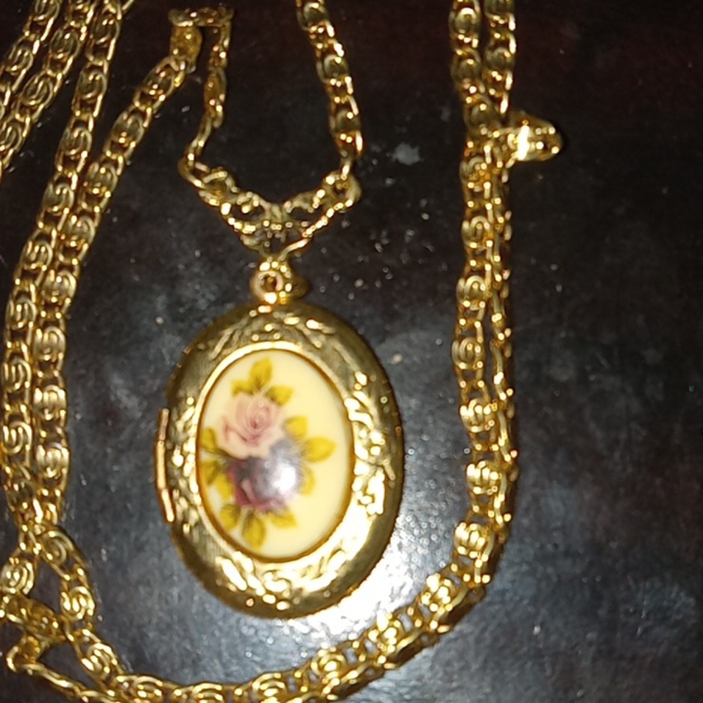 Locket - Picture 2 of 3
